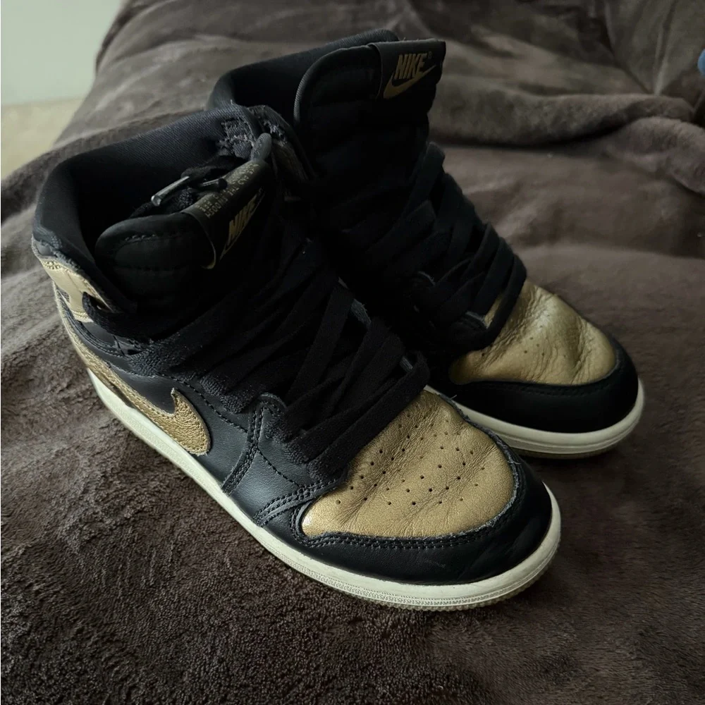 Nike Jordan 1 Retro High OG PS Boys Size 2Y Black/Gold
